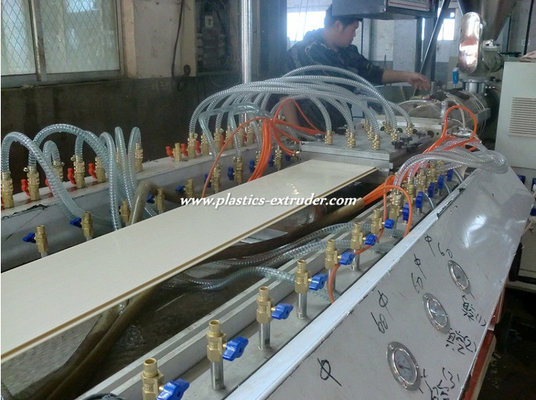 Fábrica plástica del tubo del PVC de la máquina de la protuberancia del perfil de SJZ65 /132